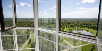 Остекление балкона ПВХ-профилем, внутренняя отделка пластиковыми панелями