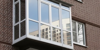 Французское остекление балкона ПВХ-профилем, тонировка