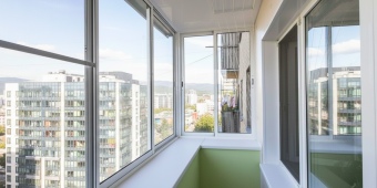 Остекление балкона алюминиевым профилем, установка козырька и москитной сетки