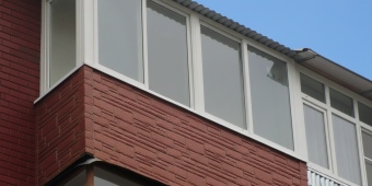 Остекление балкона алюминиевым профилем, внешняя отделка выполнена виниловым сайдингом, устойчивым к выгоранию