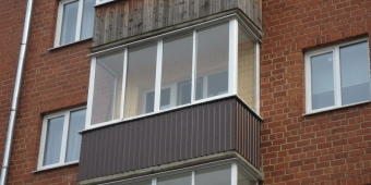 Остекление балкона алюминиевым профилем,внутренняя обшивка выполнена вагонкой, внешняя - профлистом